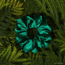 Load image into Gallery viewer, Elf x Kitsch Scrunchies 2pc White & Green