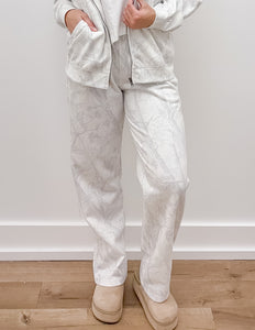 Getting My Story Straight Fleece Sweatpants in White Camo